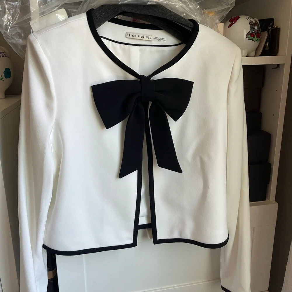Alice + Olivia Kidman Cropped - White and Black Bow Blazer. NWOT - Picture 4 of 7
